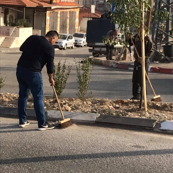 بلدية بيتونيا وفعاليات ومؤسسات المدينة في يوم عمل تطوعي لتنظيف شوارع المدينة .