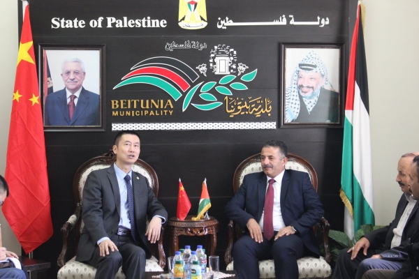 رئيس بلدية بيتونيا ربحي دولة يلتقي بالسفير الصيني لدى دولة فلسطين والوفد من السفارة