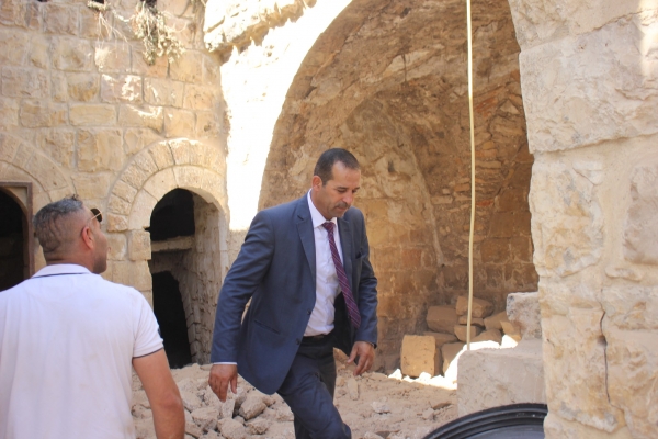 . رئيس بلديـة بيتونيا بالانابــة عبد الله جبرا هريش يتفقد اعمال الترميم الخاصـة في البلدة القديمة من المدينة