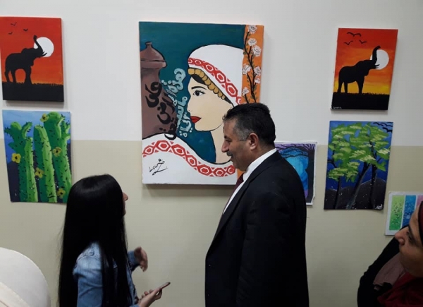 . رئيس بلدية بيتونيا ربحي دولة خلال افتتاح معرض رسومات المستوى الثاني من دورة الرسم