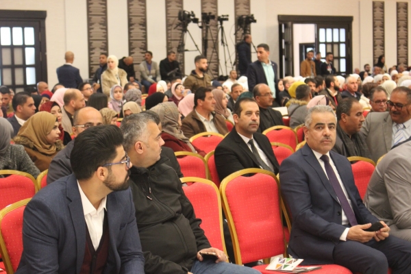 رئيس بلدية بيتونيا بالانابة عبد الله جبرا هريش خلال المشاركة في حفل توزيع جوائز مؤسسة انجاز فلسطين