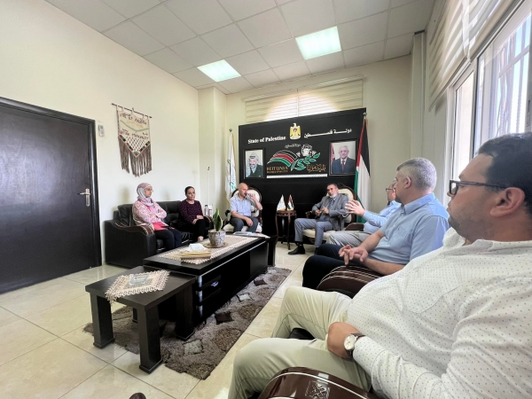 رئيس البلدية السيد ضيــاء قُـرط يستقبل وفداً من جهاز الاحصاء الفلسطيني