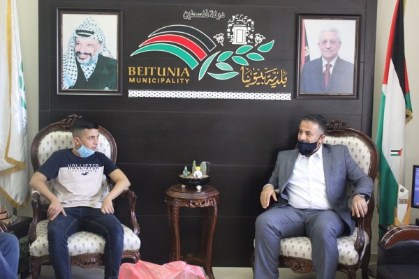 رئيس البلدية ربحي دولة يستقبل الطالب احمد نائل رداد الحاصل على معدل 99.4