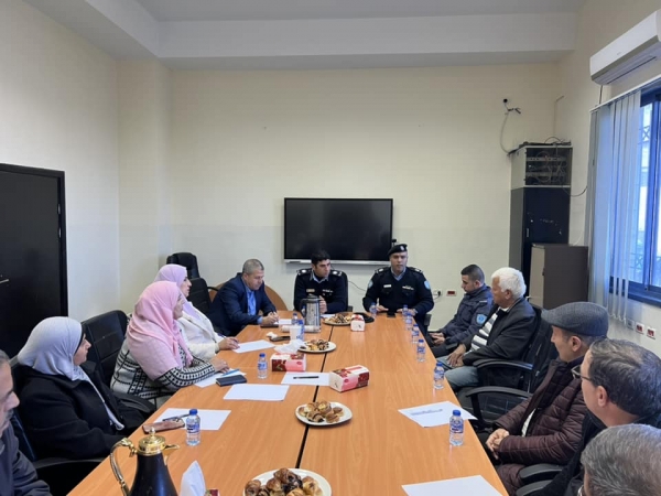 البلدية والشرطة الفلسطينية ينظمان لقاءاً مجتمعياً في المدينة