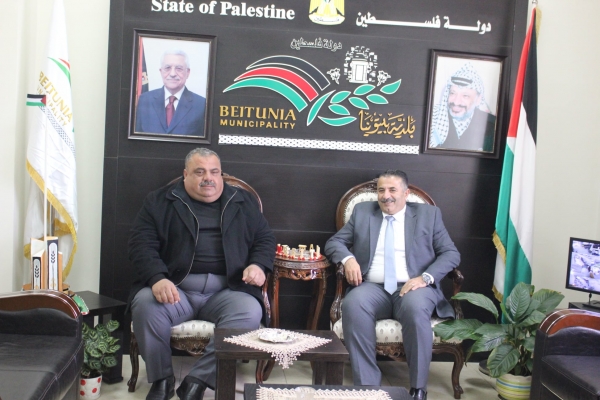 .رئيس البلدية ربحي دولة خلال لقائه محافظ شمال غزة صلاح أبو وردة