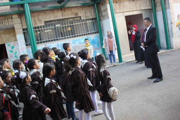 رئيس البلدية ربحي دولــة يُشارك في نشاط تطوعي لطلبة من مدرسة الجنان